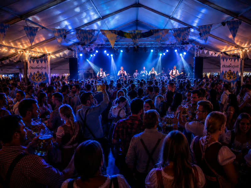 Gæster, der fejrer ved Københavns Oktoberfest