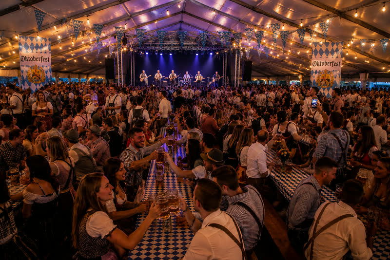 Gæster, der fejrer ved Københavns Oktoberfest